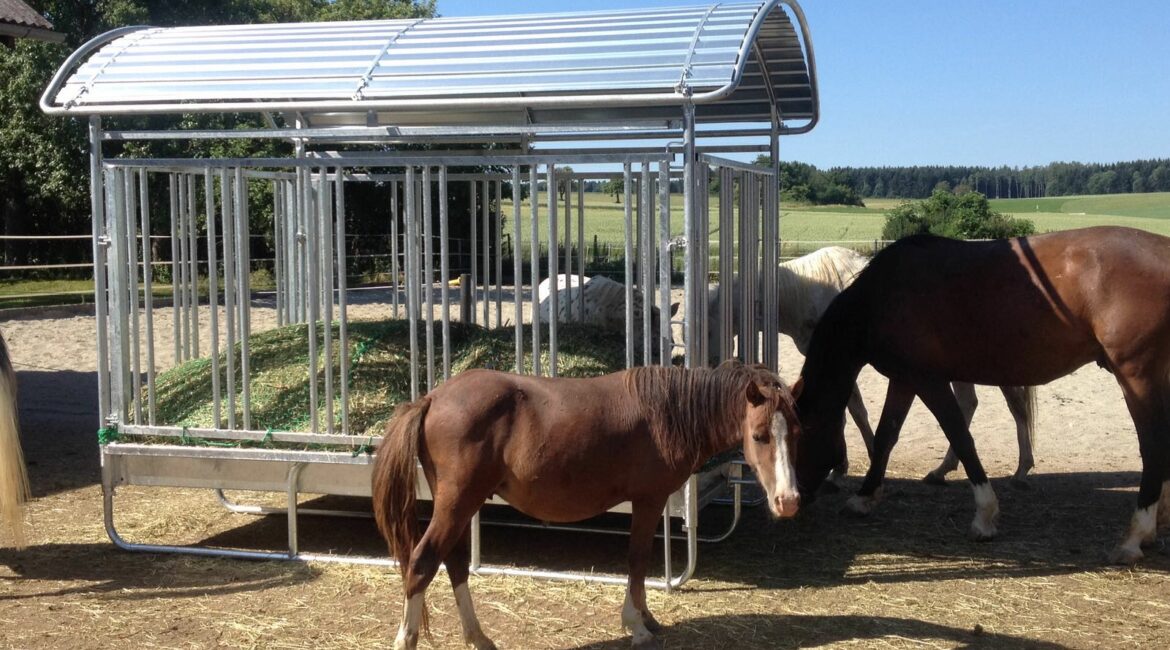 Alle Heuraufen Sicherheitsfressgitter für Pferde verfügen über Dachkantenschutz sowie einen Schutzbügel für die Traktoranhängung um die Verletzungsgefahr für die Tiere zu verringern
