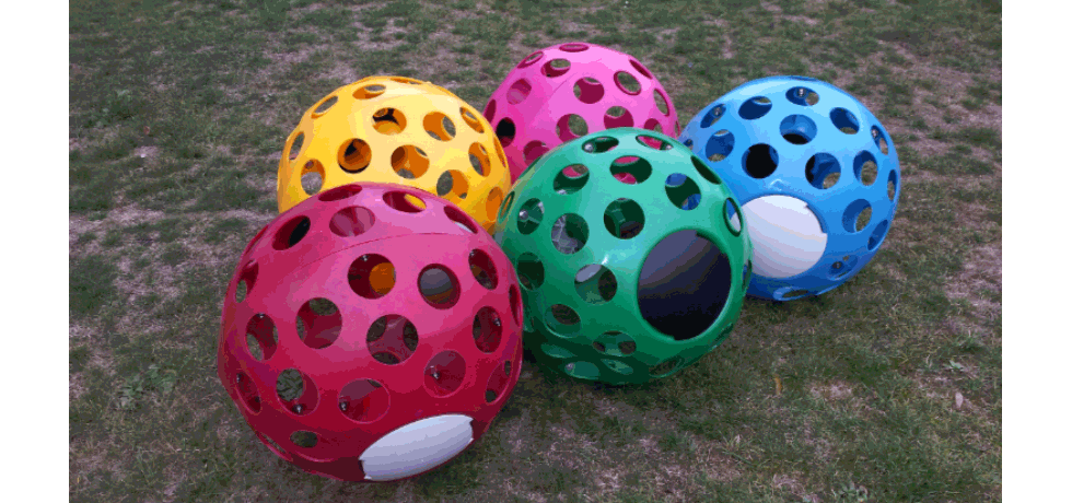 Der Dr. Hentschel Futterball besteht aus weichem und elastischem Kunststoff, der keine scharfen Kanten aufweist. Daher sind Verletzungen am Maul etc. nahezu ausgeschlossen.